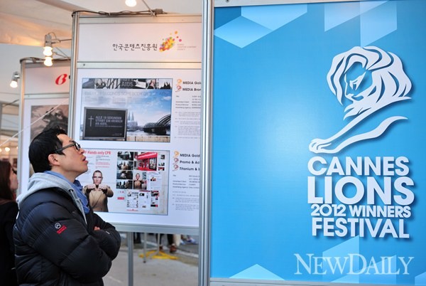 ▲ 10일 홍대 상상마당에서 열린 ‘2012 칸 라이언즈 수상작 페스티벌’에 참가한 시민이 전시장을 둘러보는 모습. ⓒ뉴데일리