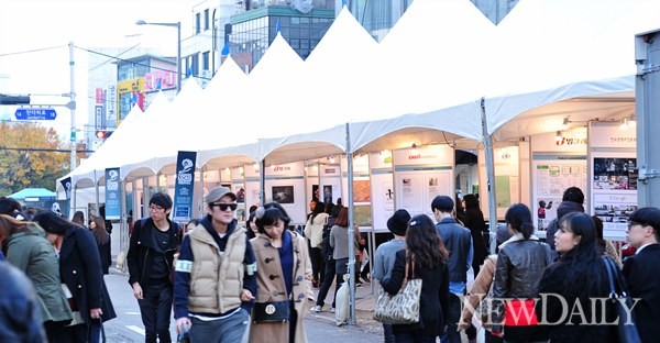 ▲ 10일 홍대 상상마당에서 열린 ‘2012 칸 라이언즈 수상작 페스티벌’에 젊은 인파가 모여들고 있는 모습. ⓒ뉴데일리