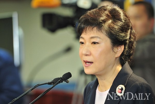▲ 새누리당 박근혜 대통령 후보가 11일 여의도 당사에서 기자회견을 갖고 가계부채 대책을 발표했다. ⓒ 정상윤 기자