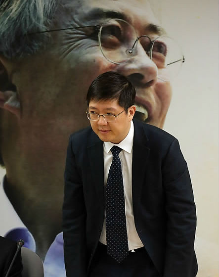 ▲ 김대중 대통령의 삼남인 김홍걸씨가 민주통합당 문재인 대선후보 선대위에 합류, 12일 오전 서울 영등포당사에서 열린 중앙선대위 전체회의에 참석해 인사말을 하고 있다. ⓒ연합뉴스