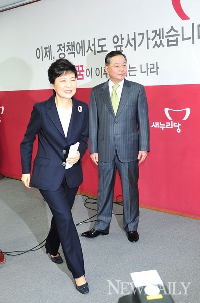 ▲ 새누리당 박근혜 대통령 후보가 지난 6일 정치쇄신안을 발표하고 있다. 뒤에 안대희 정치쇄신특위 위원장.  ⓒ 정상윤 기자