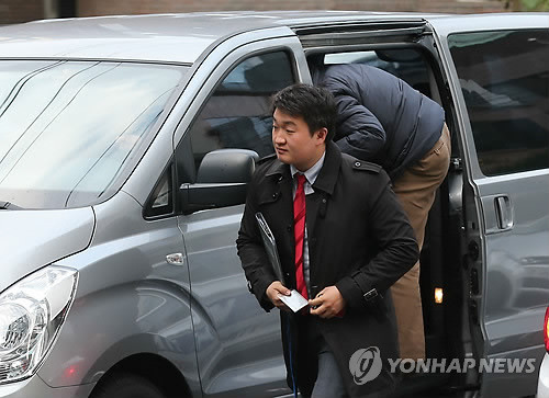 ▲ 12일 청와대 경호처에 대한 압수수색을 시도하다 실패한 이명박 대통령의 내곡동 사저부지 매입의혹 사건 특검팀 수사관들이 이날 오후 서울 서초동 특검사무실로 돌아오고 있다. ⓒ 연합뉴스