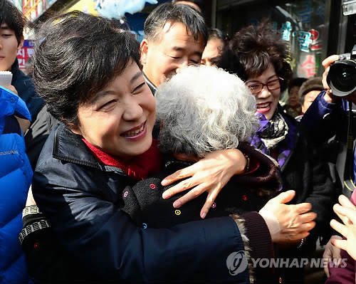 ▲ 새누리당 박근혜 대선후보가 12일 오후 전북 익산시 금마면 금마시장을 방문해 한 할머니와 포옹을 하며 인사를 나누고 있다. ⓒ 연합뉴스