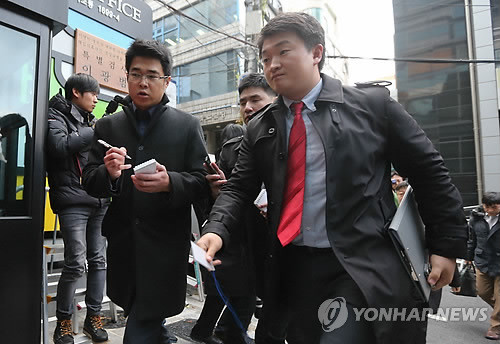 ▲ 12일 청와대 경호처에 대한 압수수색을 시도하다 실패한 이명박 대통령의 내곡동 사저부지 매입의혹 사건 특검팀 수사관들이 이날 오후 서울 서초동 특검사무실로 돌아오고 있다. ⓒ 연합뉴스