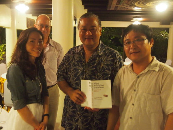 ▲ 장진성 시인으로부터 받은 책을 들고 활짝 웃는 수쿰핸드 파리바트라 방콕시장(가운데).