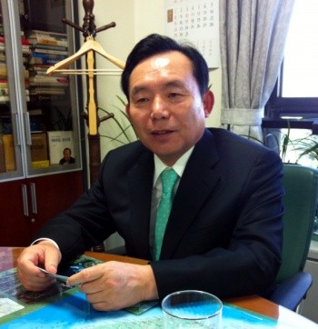 ▲ 선진통일당 이인제 대표가 13일 새누리당 세종시당 선대위 발대식에서 고(故) 노무현 전 대통령을 두고 "부패혐의에 쫓겨 자살을 했다"고 말해 논란이 일고 있다. ⓒ 뉴데일리