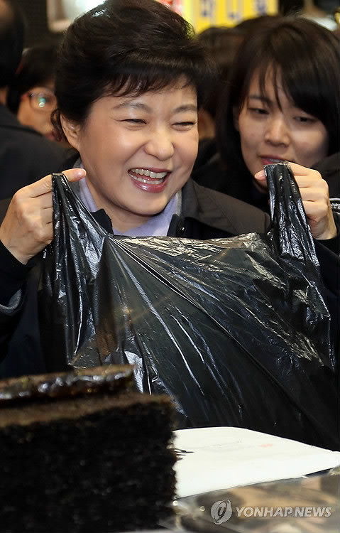 ▲ 새누리당 박근혜 대선후보가 14일 오후 충북 청주시 상당구 석교동 육거리시장을 방문, 김과 다시마 등을 파는 가게를 들러 부각을 사고 있다. ⓒ 연합뉴스