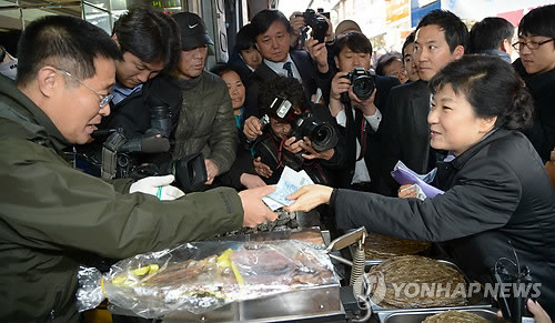 ▲ 새누리당 박근혜 대선후보가 14일 오후 충북 충주시 성서동 차없는 거리를 방문, 쥐포를 사고 있다. ⓒ 연합뉴스