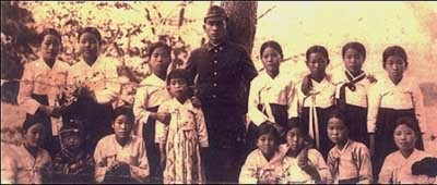 ▲ 문경소학교 재직 당시 故박정희 대통령(중앙).