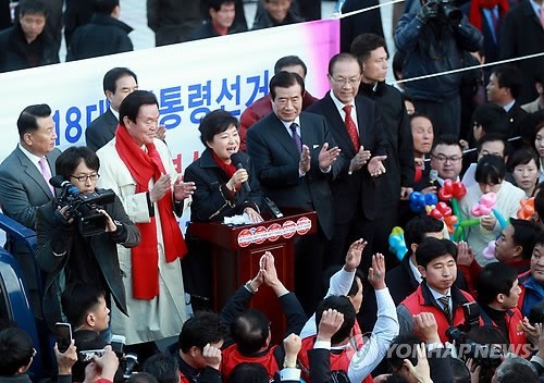 ▲ 새누리당박근혜 대통령 후보가 지난 12일 광주역에 도착한 뒤 역광장에 마련된 무대에서 새누리당의 정책을 설명하고 있다. ⓒ 연합뉴스