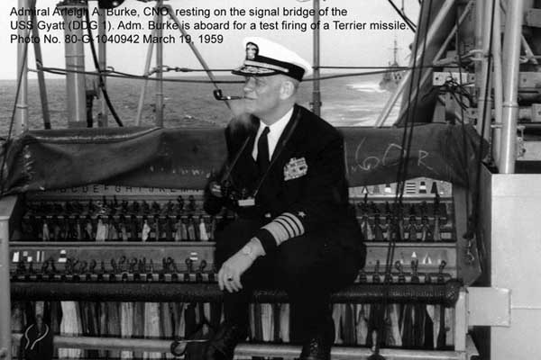 ▲ 해군참모총장 시절의 알레이 버크 제독. 그는 美해군에서는 물론 우리나라에서도 가장 존경받는 해군이다.