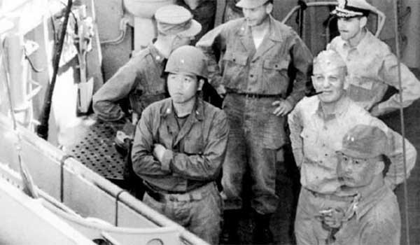 ▲ 1951년 제5순양함 분대사령관 당시의 알레이 버크 제독(오른쪽 파이프를 문 사람)과 백선엽 당시 1군단장. 그 덕분에 강원도에서는 포병지원 걱정이 없었다.