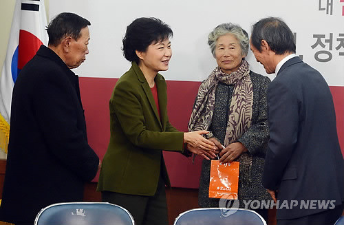 ▲ 새누리당 박근혜 대선후보가 15일 오전 여의도 당사에서 제2연평해전 및 천안함 유족들과 면담을 하기에 앞서 인사를 나누고 있다. ⓒ연합뉴스