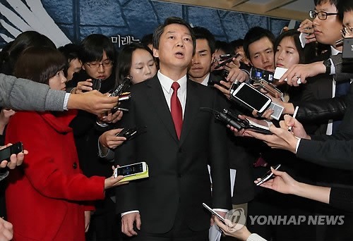 ▲ 무소속 안철수 대선후보가 15일 오전 서울 종로구 공평동 선거캠프에서 취재진을 만나 단일화 중단 사태에 대해 심경을 밝히고 있다. 2012.11.15 ⓒ 연합뉴스