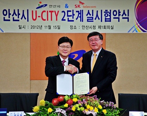 ▲ ⓒ왼쪽부터 정승봉 안산부시장, 박인식 SK텔레콤 기업사업부문장.