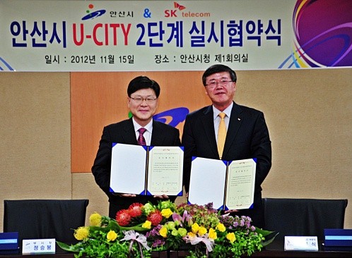 ▲ ⓒ왼쪽부터 정승봉 안산부시장, 박인식 SK텔레콤 기업사업부문장.