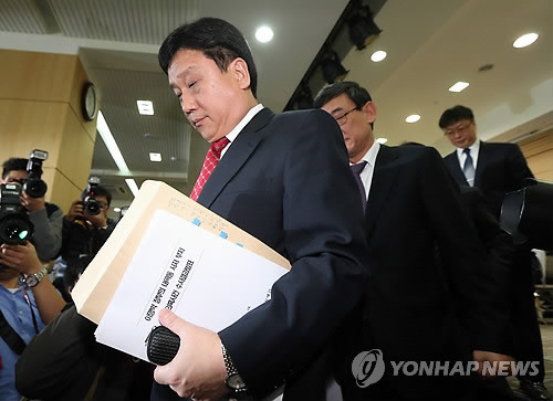 ▲ 이광범 특검이 14일 오전 서울 서초동 서울지방변호사회 교육문화회관에서 내곡동 사저 특검 수사결과를 발표한 뒤 브리핑룸을 나서고 있다. ⓒ 연합뉴스