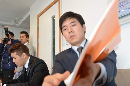 ▲ 취재진에게 창투사 등과 맺었던 각종 계약 서류를 보여주고 있는 강성훈의 매니저.   ⓒ 조광형 기자