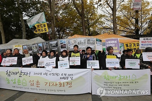 ▲ 서울 중구청이 덕수궁 대한문 옆 '농성촌'에 대한 철거방침을 밝히면서, 박원순 시장의 미온적 태도가 사태를 악화시켰다는 비난이 거세지고 있다. 사진은 12일 서울 덕수궁 대한문 앞에서 열린 '함께 살자, 농성촌' 입촌 기자회견 모습(자료사진).ⓒ 연합뉴스