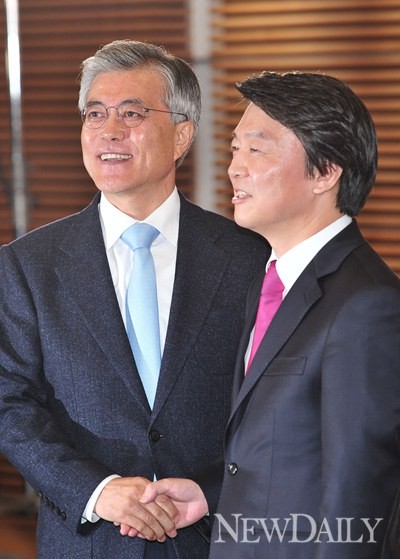 ▲ '안철수-문재인' 두 후보가 첫 회동을 한 날 손을 잡고 있다. 2012.11.06 ⓒ 뉴데일리