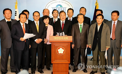 ▲ 민주통합당 전직 의원들이 16일 국회 정론관에서 기자회견을 갖고 지지 후보를 자유롭게 선택할 수 있도록 해야 한다고 주장하고 있다. ⓒ연합뉴스