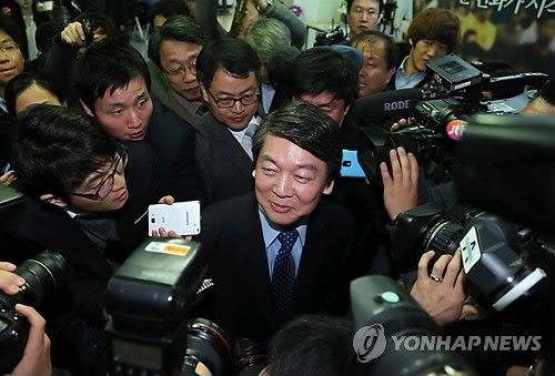 ▲ 안철수 무소속 대선 후보가 16일 오전 긴급기자회견을 마친 뒤 기자들에 둘러싸여 질문을 받고 있다. ⓒ 연합뉴스