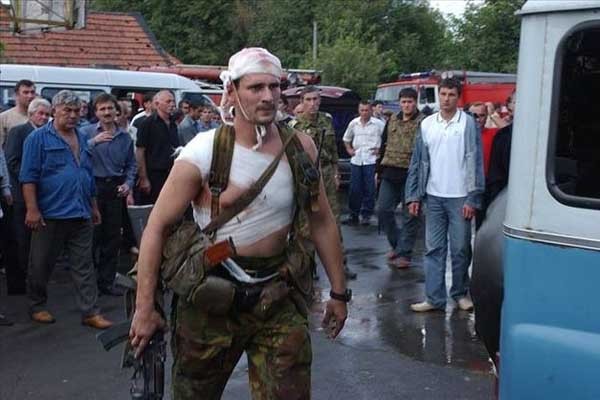 ▲ 러시아 대테러부대는 범죄자, 테러리스트와는 '절대' 협상을 하지 않는다. 사진은 바슬란 학교 인질극 당시 특수부대원. 부상을 입어도 다시 투입됐다.