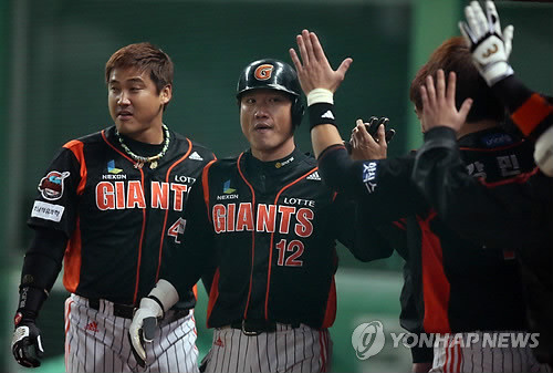 ▲ 롯데와의 결별이 확실시 되는 홍성흔(좌측)과 김주찬(가운데).  ⓒ 연합뉴스