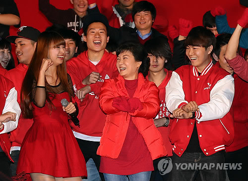 ▲ 새누리당 박근혜 대선후보가 18일 오후 인천 연수구 송도동 송도컨벤시아에서 '박근혜 후보 비전선포식-준비된 여성대통령 박근혜' 행사에 참석해 말춤을 추고 있다. ⓒ 연합뉴스