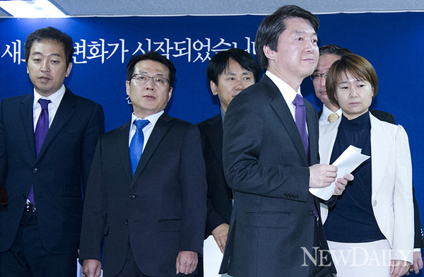 ▲ 온건-개혁 리버럴이란 자신만의 길을 가지 못하고 다시 NL 소굴로 기어들어간 안철수ⓒ