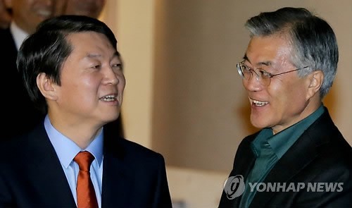 ▲ 민주통합당 문재인 대선후보와 무소속 안철수 대선후보가 18일 서울 중구 정동 달개비에서 단일화 협상을 마치고 협상장을 나와 대화를 나누고 있다. 2012. 11. 18 ⓒ 연합뉴스