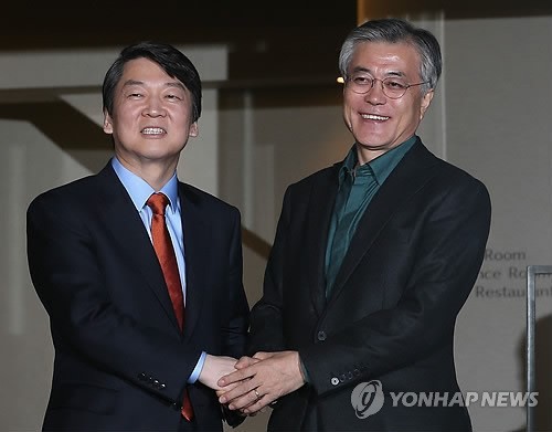 ▲ 민주통합당 문재인, 무소속 안철수 대선후보가 18일 오후 서울 중구 정동 달개비에서 단일화 협상을 위한 2차 단독회동을 마친 후 취재진을 향해 손을 잡고 있다. 2012.11.18 ⓒ 연합뉴스