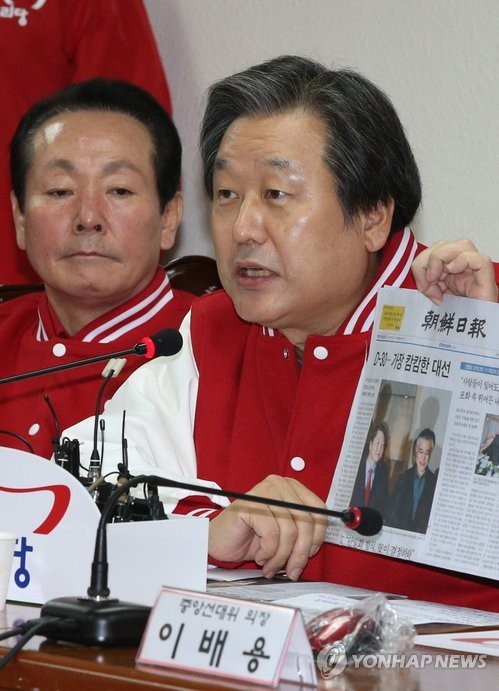 ▲ 새누리당 김무성 총괄선대본부장이 19일 오전 여의도 당사에서 열린 중앙선거대책위위원회의에 참석, 야권 후보 단일화와 관련해 일간지 신문을 들어보이며 발언하고 있다. ⓒ연합뉴스