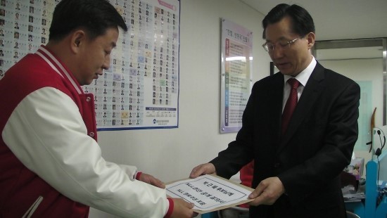 ▲ 박경귀 대표가 박근혜 새누리당 후보 측에 공개 질의서를 전달하고 있다. ⓒ 'NLL 영토주권 포럼'