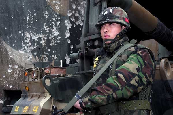 ▲ 2010년 11월 23일 북괴의 연평도 포격도발 당시 헬멧이 불타는지도 모르고 싸웠던 임준영 당시 상병.