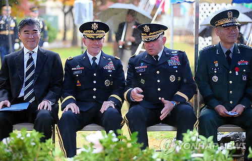 ▲ 11일 오전 서울 용산기지 미8군 추모비 앞에서 열린 미 재향군인의 날 행사에서 주한미군사령부 사령관 제임스 디 서먼 (James D. Thurman)과 마틴 뎀프시(Martin Dempsey) 미 합참 의장이 이야기를 나누고 있다. 사진 왼쪽부터 성 김 주한미국대사, 마틴 뎀프시 미 합참 의장, 주한미군사령부 사령관 제임스 디 서먼, 한미연합사령부 부사령관 권오성 대장.(연합뉴스 사진)
