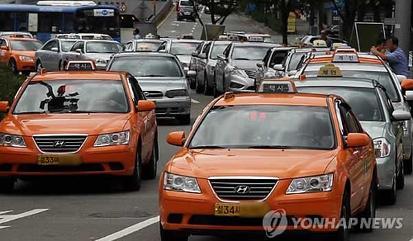 ▲ 도로 위에 서서 손님을 기다리는 택시들(사진은 기사와 관계없음).[사진: 연합뉴스]