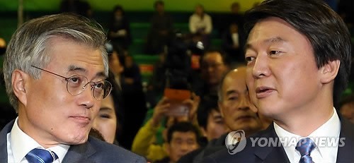 ▲ 민주통합당 문재인ㆍ무소속 안철수 후보가 19일 오후 서울 강서구 KBS 88체육관에서 열린 한농연 대선후보 초청 농정대토론회에 나란히 참석해 대화를 나누고 있다. 2012.11.19 ⓒ 연합뉴스