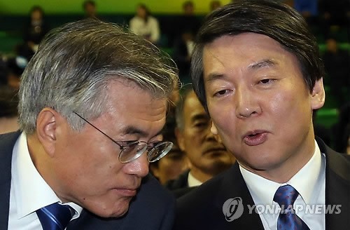 ▲ 민주통합당 문재인ㆍ무소속 안철수 후보가 19일 오후 서울 강서구 KBS 88체육관에서 열린 한농연 대선후보 초청 농정대토론회에 나란히 참석해 대화를 나누고 있다. 2012.11.19 ⓒ 연합뉴스(자료사진)