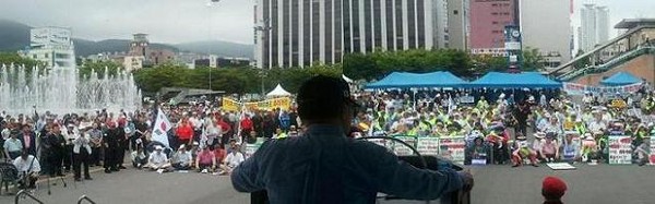 ▲ 부산역 광장에서 개최된 국민행동본부의 부산저축은행 피해자 부산시민 결기대회 장면