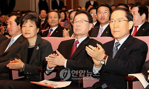 ▲ 2009년 국회 공청회장에서 만난 박근혜 후보와 이회창 전 총재. ⓒ 연합뉴스