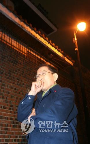 ▲ 지난 2007년 대선 당시 박근혜 후보의 자택을 찾은 이회창 당시 무소속 후보가 외출중인 박 후보를 골목길에서 기다리고 있다 . 결국 만나지 못하고 이 후보는 돌아갔다. ⓒ 연합뉴스