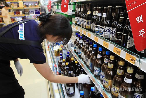 ▲ 한 대형마트에서 직원이 주류진열대를 정리하는 모습.ⓒ 연합뉴스