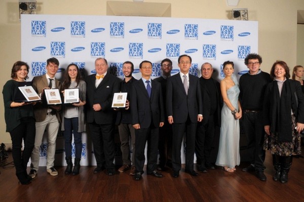 ▲ ⓒ왼쪽에서 다섯번째 금상 수상자 빈센초 오키핀티, 여섯번째 명성완 삼성전자 이탈리아 법인장, 여덟번째 김석필 삼성전자 구주총괄, 아홉번째 스테파노 지오바노니 심사위원.