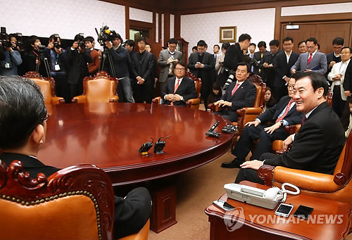 ▲ 강창희 국회의장이 22일 택시를 대중교통 수단으로 인정하는 택시법안 처리 문제와 관련해 여야 원내대표단과 회동을 갖고 있다. ⓒ연합뉴스