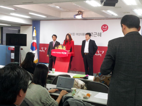 ▲ WBA 여자 페더급 세계챔피언으로 무한도전에 출연해 화제를 모은 최현미 선수가 22일 새누리당 박근혜 후보에 대한 지지선언을 하고 있다. ⓒ뉴데일리