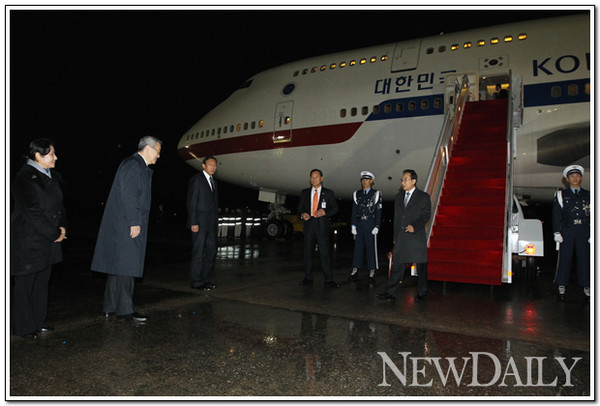 ▲ 이명박 대통령이 22일 밤 캄보디아와 UAE 순방을 마치고 귀국했다. ⓒ 뉴데일리