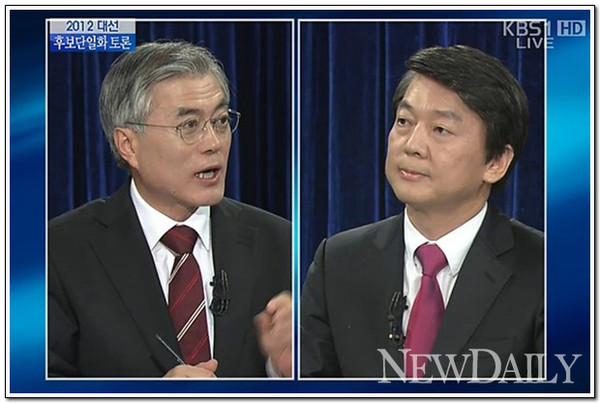 ▲ 22일 새벽까지 국민들의 잠을 설치게 했던 문재인-안철수 두 후보의 TV토론 장면. ⓒ 캡쳐화면