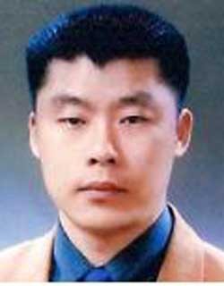 ▲ 방사청 정문에서 가스총으로 택시강도를 잡은 청원경찰 정오복 씨(45).