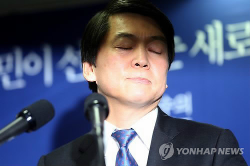 ▲ 안철수 무소속 대선후보가 23일 오후 서울 종로구 공평동 캠프 브리핑룸에서 후보직 사퇴를 발표하는 기자회견을 한 뒤 눈물을 참고 있다.
